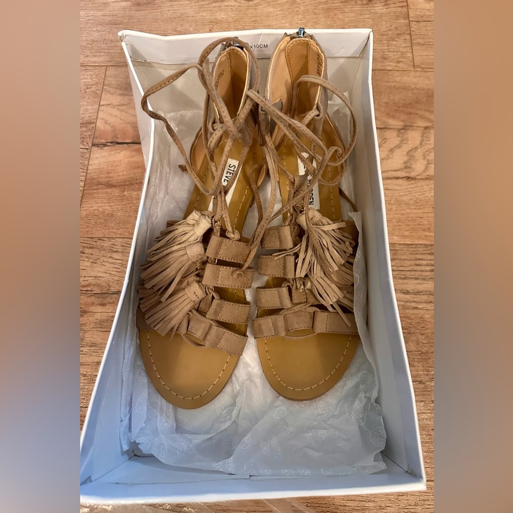 New! Steve Madden Boho Monrowe Taupe Suede Fringe Sandals 6.5